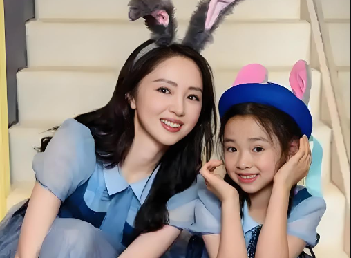 天创网  董璇带小酒窝参加东极岛首映礼，这娃太有范儿了​