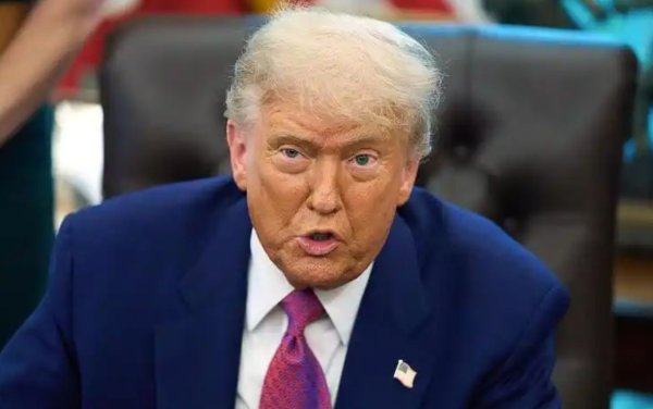 兴业配资 特朗普宣布: 将对进口芯片和半导体加关税, 最高或达300%